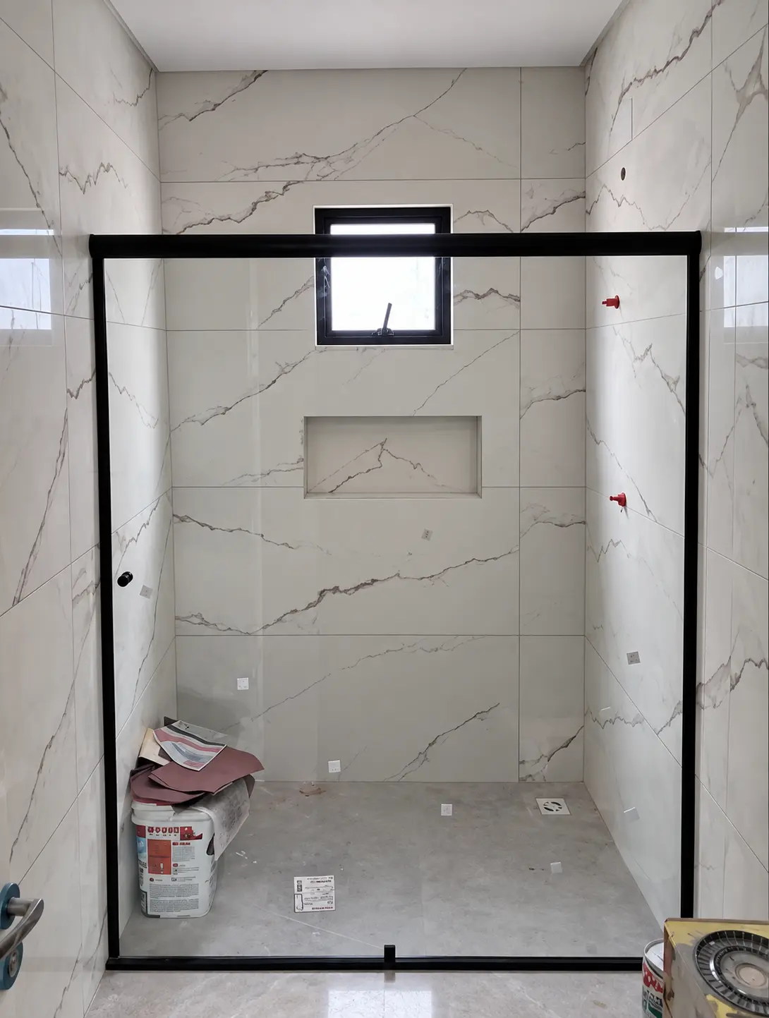 Obra na Linha de Cor Preta