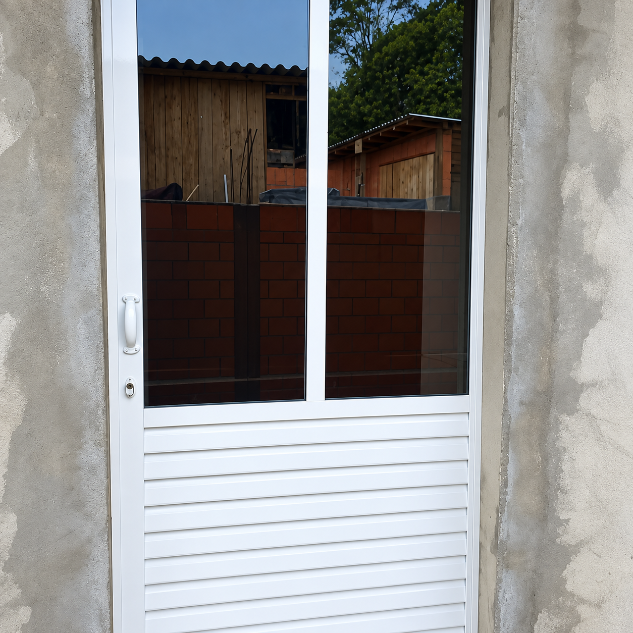 Porta de alumínio branca com vidro e veneziana